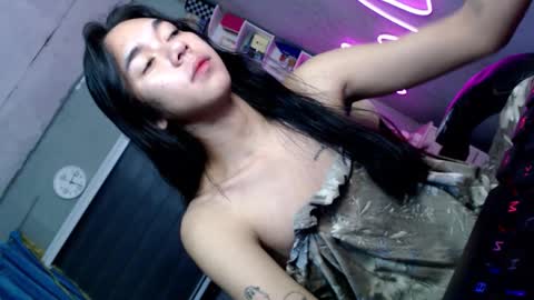 Snapshot of miatrixs chatting on 11-28-25, 01:25 Mia online show from 11-28-25, 01:25