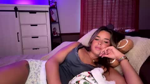 Snapshot of miaxxox chatting on 11-26-25, 09:27 Mia online show from 11-26-25, 09:27