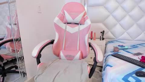 Snapshot of michelleblair1 chatting on 03-10-26, 01:16 michelleblair1 online show from 03-10-26, 01:16