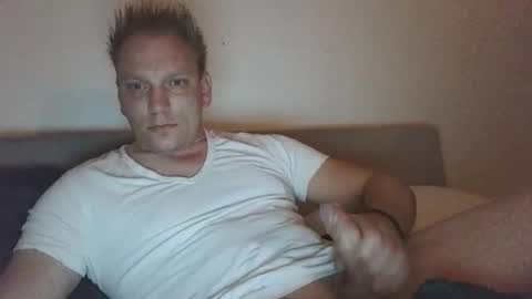 Snapshot of mickkxl chatting on 12-03-24, 07:44 mickkxl online show from 12-03-24, 07:44