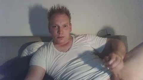 Snapshot of mickkxl chatting on 11-17-25, 12:22 mickkxl online show from 11-17-25, 12:22