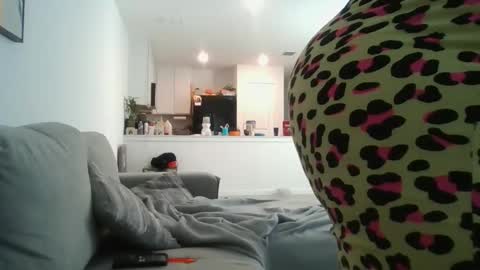 Snapshot of midwestcutii chatting on 03-12-26, 03:40 Elinora online show from 03-12-26, 03:40