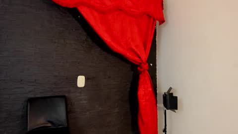 Snapshot of miiaah_kaliffa chatting on 10-02-25, 08:21 MELANIE online show from 10-02-25, 08:21