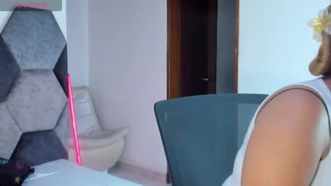 Mikaela blondie bigass online show from 05-25-26, 07:09