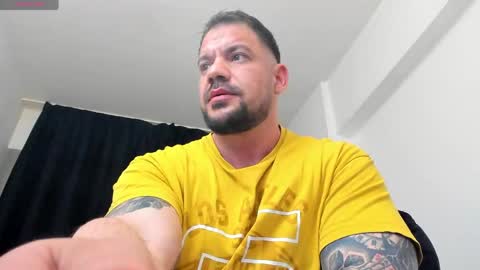 Snapshot of mikebigboy31 chatting on 05-05-26, 04:09 Mike online show from 05-05-26, 04:09