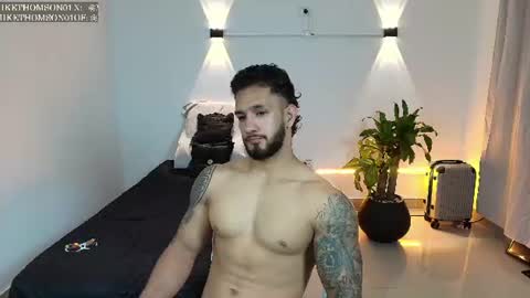 Snapshot of mikethomson01 chatting on 06-12-26, 12:31 Mike online show from 06-12-26, 12:31
