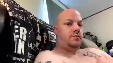 Snapshot of mikeylikesit2222 chatting on 10-19-25, 02:40 mikeylikesit2222 online show from 10-19-25, 02:40