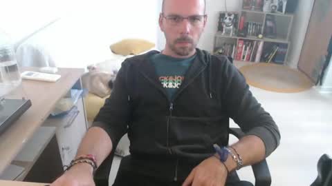 Snapshot of mikmik91 chatting on 09-15-25, 10:15 mikmik91 online show from 09-15-25, 10:15