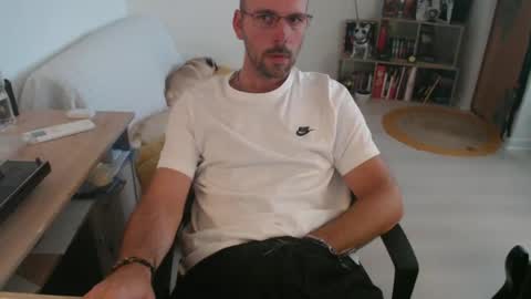 Snapshot of mikmik91 chatting on 09-25-25, 10:30 mikmik91 online show from 09-25-25, 10:30