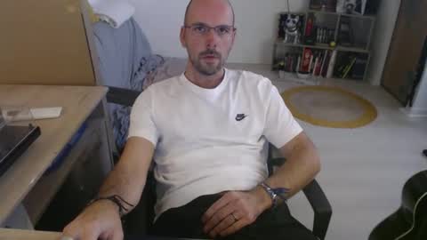 Snapshot of mikmik91 chatting on 10-31-25, 02:07 mikmik91 online show from 10-31-25, 02:07