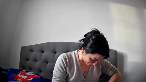 Snapshot of mikyloveu chatting on 12-18-24, 01:45 Mikyloveu online show from 12-18-24, 01:45