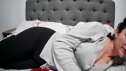 Snapshot of mikyloveu chatting on 02-21-25, 07:43 Mikyloveu online show from 02-21-25, 07:43