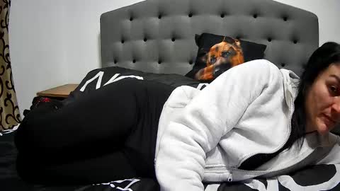 Snapshot of mikyloveu chatting on 03-10-25, 06:01 Mikyloveu online show from 03-10-25, 06:01