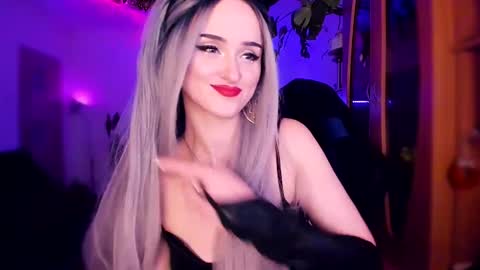 Snapshot of miladyjolie chatting on 01-25-25, 12:27 MiladyJolie online show from 01-25-25, 12:27