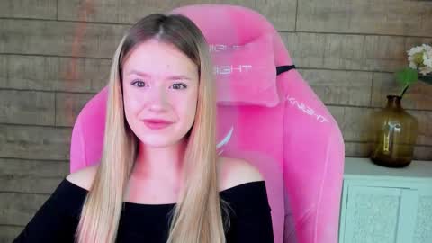 MilanaBalmain online show from 10-18-25, 04:26