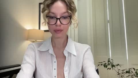 Snapshot of milayah chatting on 09-24-25, 10:40 Mila online show from 09-24-25, 10:40