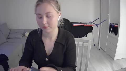 Snapshot of milena391630 chatting on 05-09-26, 06:57 Milena new nonude shy blonde natural online show from 05-09-26, 06:57