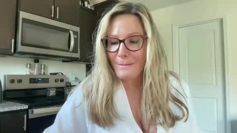 Snapshot of milf_goddess chatting on 10-26-25, 02:34 MIlf Goddess online show from 10-26-25, 02:34