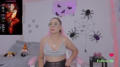 Snapshot of milfaaura chatting on 10-25-25, 02:52 Aura  online show from 10-25-25, 02:52