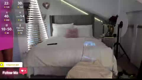 Snapshot of milfblondy chatting on 02-24-25, 10:36 Ingrid online show from 02-24-25, 10:36