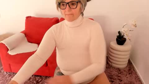 Snapshot of milfelladd69 chatting on 11-13-25, 08:46 MilfElla online show from 11-13-25, 08:46