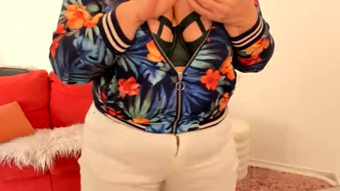 Snapshot of milfelladd69 chatting on 01-10-26, 10:17 MilfElla online show from 01-10-26, 10:17