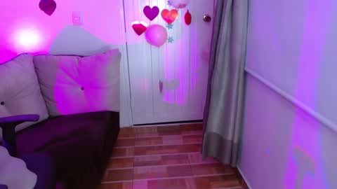 Snapshot of milfrosalie chatting on 02-15-25, 10:00 Rosalie  online show from 02-15-25, 10:00