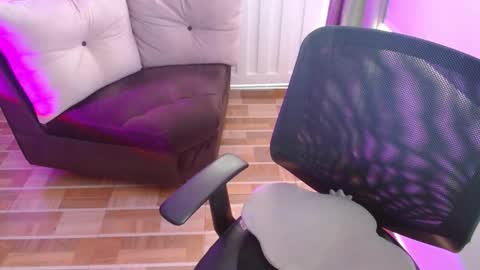 Snapshot of milfrosalie chatting on 02-17-25, 01:10 Rosalie  online show from 02-17-25, 01:10