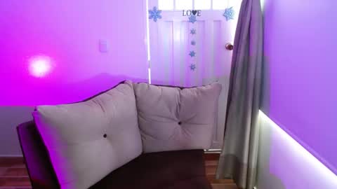 Snapshot of milfrosalie chatting on 02-28-25, 01:03 Rosalie  online show from 02-28-25, 01:03