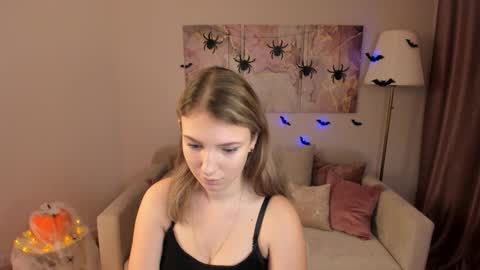 Snapshot of milinafox chatting on 10-19-25, 01:06 milinafox online show from 10-19-25, 01:06