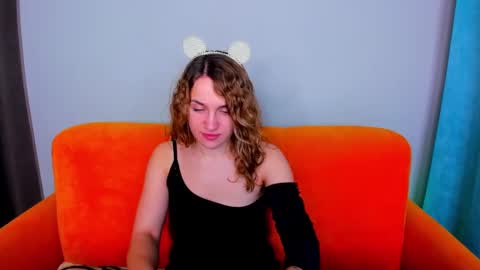 Snapshot of milkablond chatting on 02-26-25, 04:03 milkablond online show from 02-26-25, 04:03