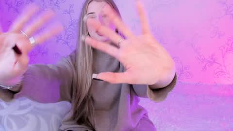 Snapshot of milky_waybaby chatting on 12-18-24, 11:34 Vivian online show from 12-18-24, 11:34