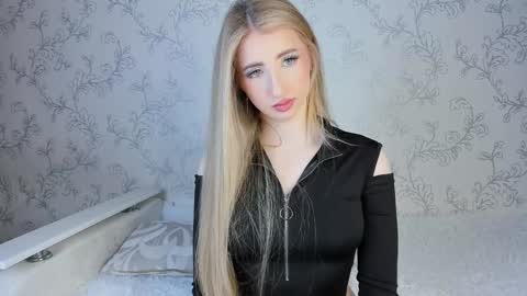 Snapshot of milky_waybaby chatting on 02-05-25, 05:09 Vivian online show from 02-05-25, 05:09