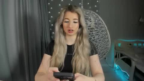 Snapshot of milky_waybaby chatting on 10-18-25, 09:32 Vivian online show from 10-18-25, 09:32