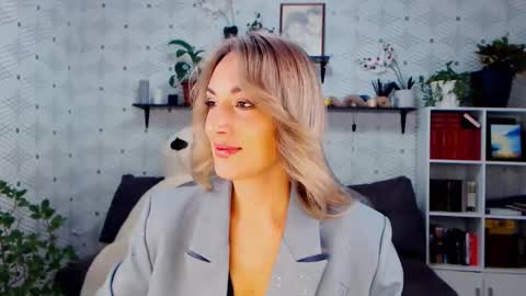 MillaXQueen online show from 11-25-25, 03:23