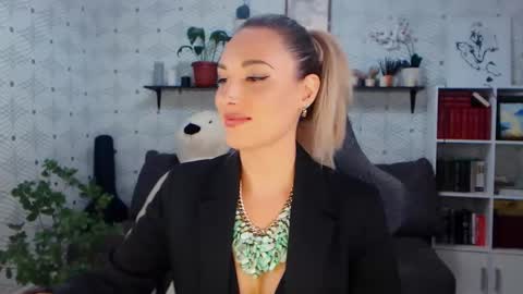 Snapshot of millaxqueen chatting on 05-15-26, 03:19 MillaXQueen online show from 05-15-26, 03:19