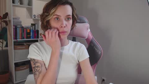 Snapshot of milly_ross23 chatting on 12-22-24, 12:27 Milly online show from 12-22-24, 12:27