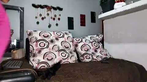 Snapshot of milu_curly chatting on 11-26-25, 06:03 Milu online show from 11-26-25, 06:03