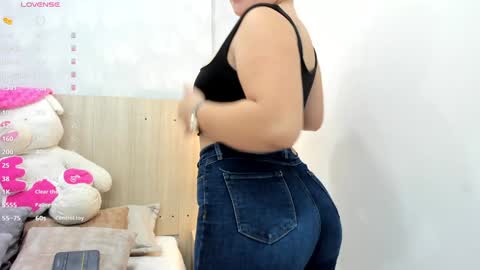 Snapshot of milu_gomez chatting on 12-15-24, 07:21 Milu Gomez online show from 12-15-24, 07:21