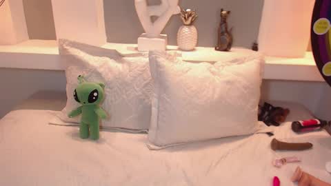 Snapshot of milu_w4llace chatting on 09-20-25, 01:39 Milu Wallace  online show from 09-20-25, 01:39