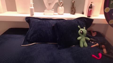 Snapshot of milu_w4llace chatting on 10-25-25, 01:13 Milu Wallace  online show from 10-25-25, 01:13