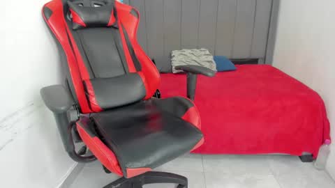 Snapshot of miluuu18 chatting on 01-15-25, 12:41 Miluu online show from 01-15-25, 12:41