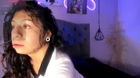 Snapshot of milyferrer chatting on 06-19-26, 03:22 Mily online show from 06-19-26, 03:22