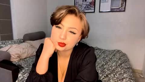 Snapshot of mingjorgenson chatting on 10-10-25, 06:18 Luna Moon online show from 10-10-25, 06:18