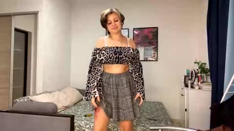 Snapshot of mingjorgenson chatting on 10-19-25, 07:14 Luna Moon online show from 10-19-25, 07:14