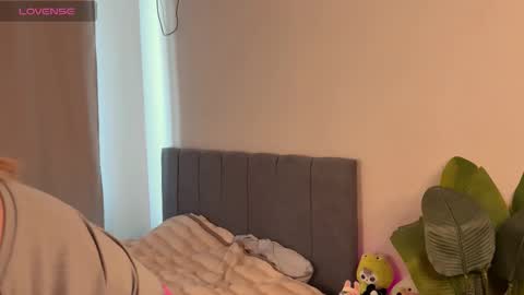 Snapshot of minicleo chatting on 09-21-25, 10:17 Cleo online show from 09-21-25, 10:17