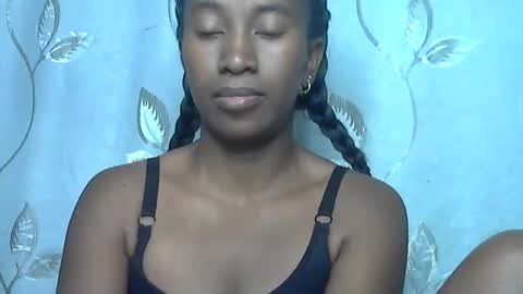 minouch211907 online show from 04-18-26, 07:34