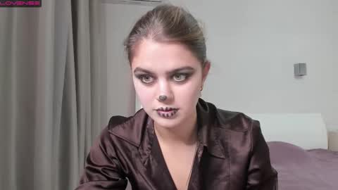 Snapshot of miraa_m chatting on 10-31-25, 10:00 Mira online show from 10-31-25, 10:00