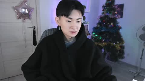 Snapshot of miram_yoo chatting on 12-30-24, 08:15 online show from 12-30-24, 08:15