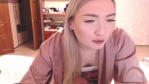 Snapshot of miraroy chatting on 02-09-26, 04:00 Mira online show from 02-09-26, 04:00